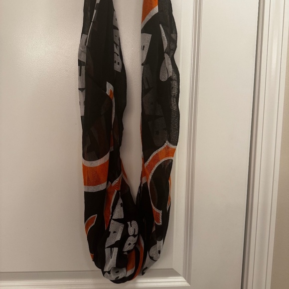 Bears Infinit Scarf - Picture 2 of 3